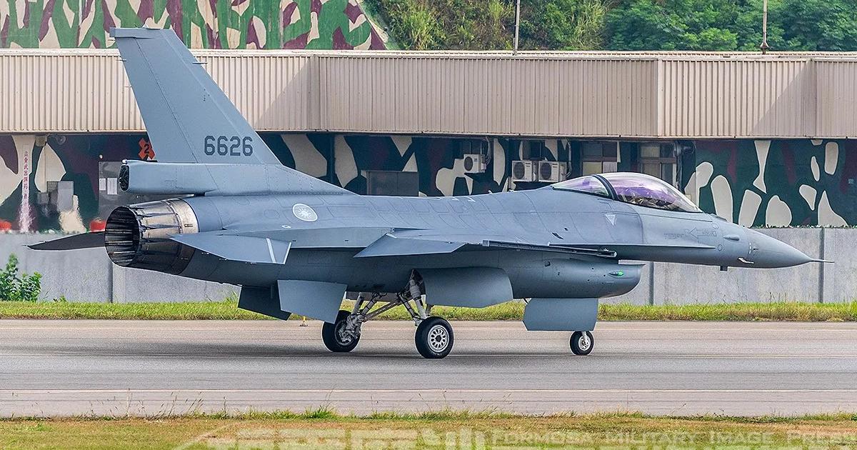 The first F-16V fo Taiwan is seen on the runway at Chiayi. (photo: courtesy of Formosa Military Image Press)