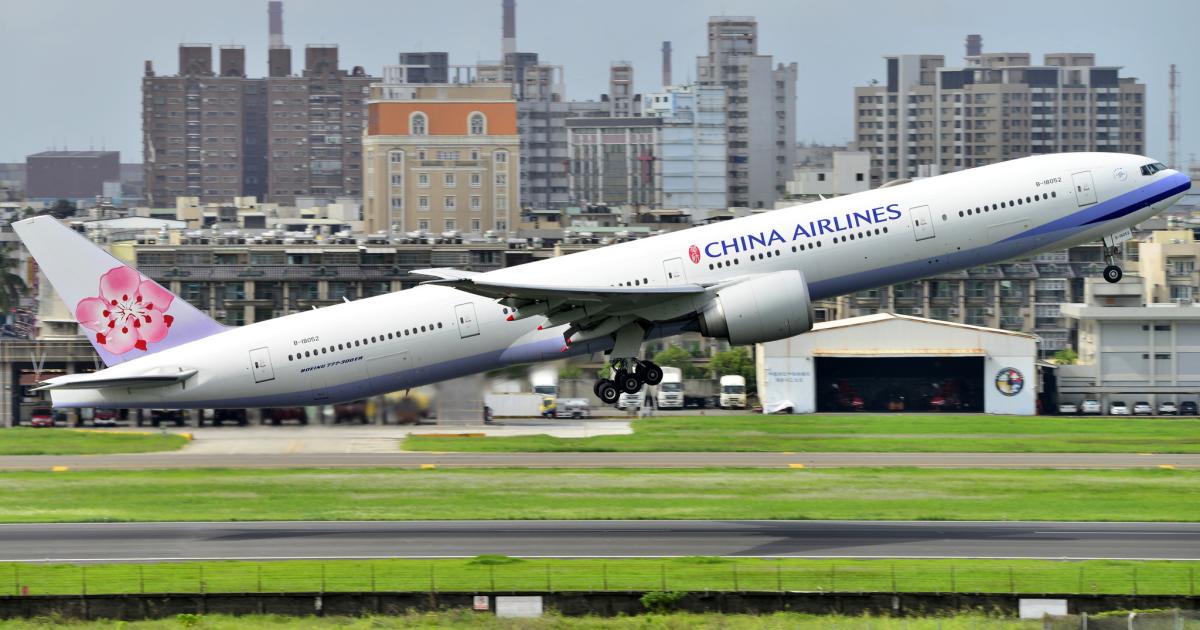 A China Airlines Boeing 777-300ER takes off from Taiwan's Kaohsiung International Airport. (Flickr: <a href="http://creativecommons.org/licenses/by-nd/2.0/" target="_blank">Creative Commons (BY-ND)</a> by <a href="http://flickr.com/people/156821889@N03" target="_blank">Chung ChengYen</a>)