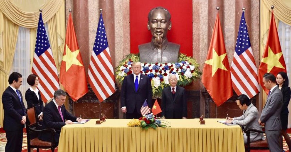 Boeing Commercial Airplanes CEO Kevin McAllister (seated left) and FLC Group chairman and Bamboo Airways owner Trinh Van Quyet (seated right) sign a deal covering 10 Boeing 787s as U.S. President Donald Trump (center left) and Vietnamese President Nguyen Phu Trong look on. (Photo: Bamboo Airways)
