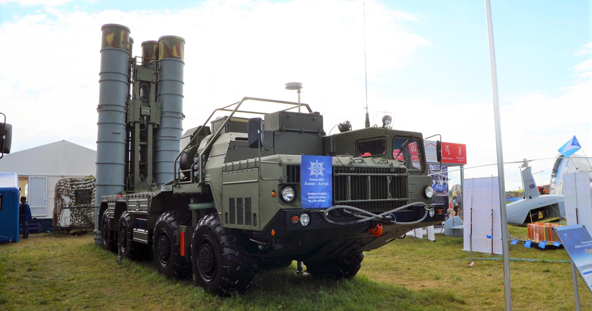 A TEL (transporter-erector-launcher) system for the S-400 is seen on a MAZ chassis. Operational systems use the BAZ vehicle. (photo: Vladimir Karnozov)