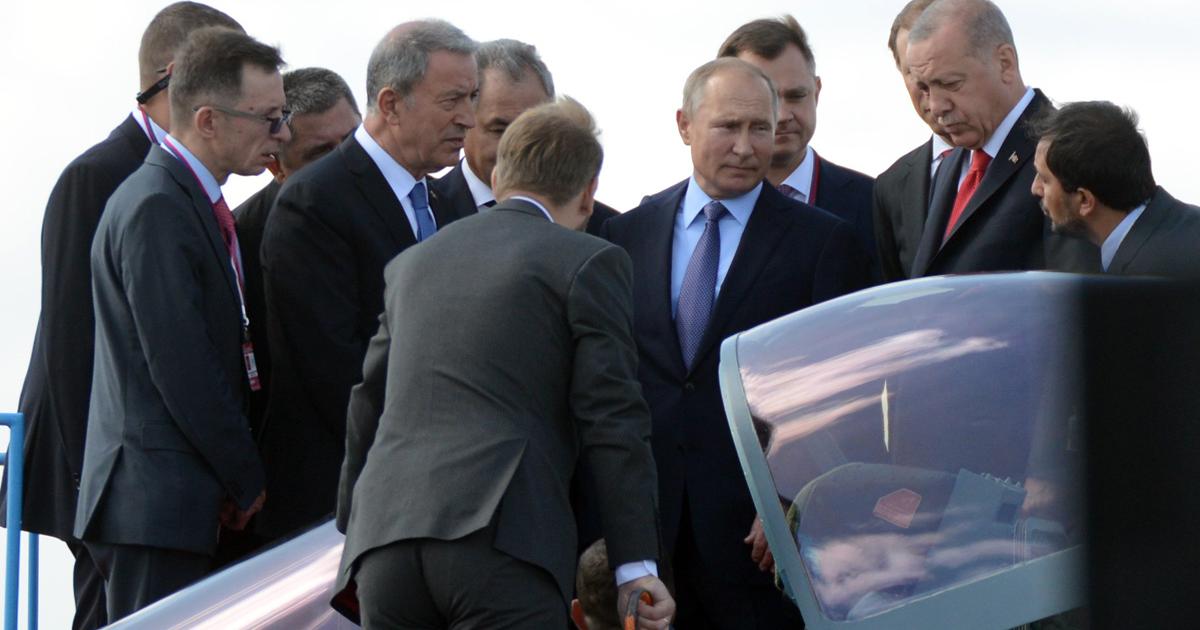 Russian president Vladimir Putin (center) inspects the Su-57 cockpit with his Turkish counterpart Recep Tayyip Erdoğan (center right) and their defense ministers at the MAKS 2019 show. (Photo: Vladimir Karnozov)