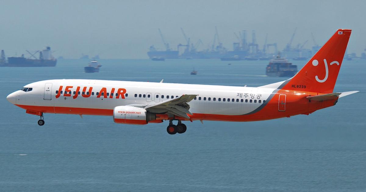 A Jeju Air Boeing 737-800 approaches Hong Kong. (Photo: Flickr: <a href="http://creativecommons.org/licenses/by-sa/2.0/" target="_blank">Creative Commons (BY-SA)</a> by <a href="http://flickr.com/people/aero_icarus" target="_blank">Aero Icarus</a>)