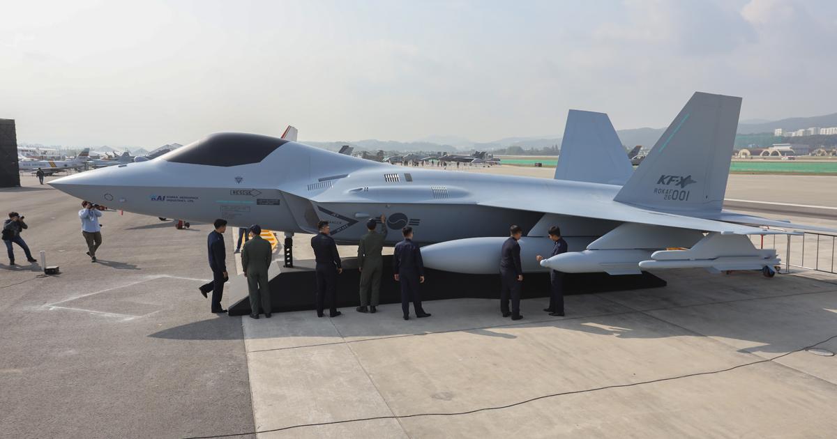 The full-scale mockup of the KF-X was unveiled at ADEX, seen here with RoKAF crew for size comparison. (Photo: Chen Chuanren)