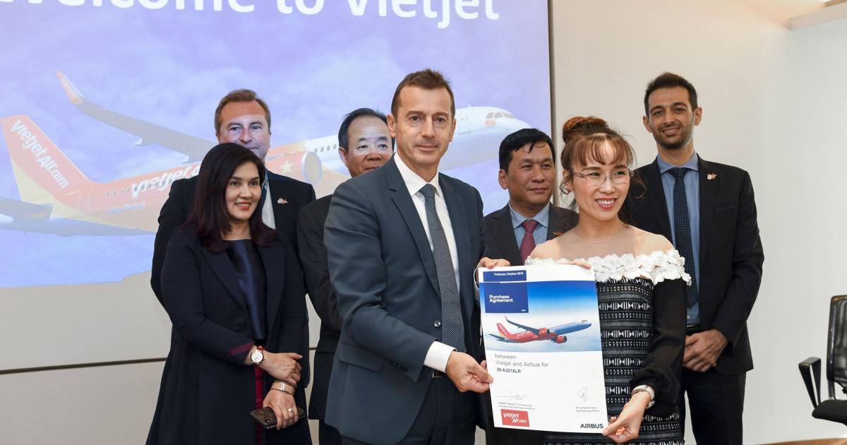 Airbus CEO Guillaume Faury (left) and Nguyen Thi Phuong Thao, president and CEO of VietJet, announce the airline's purchase of A321XLRs. (Photo: Airbus)
