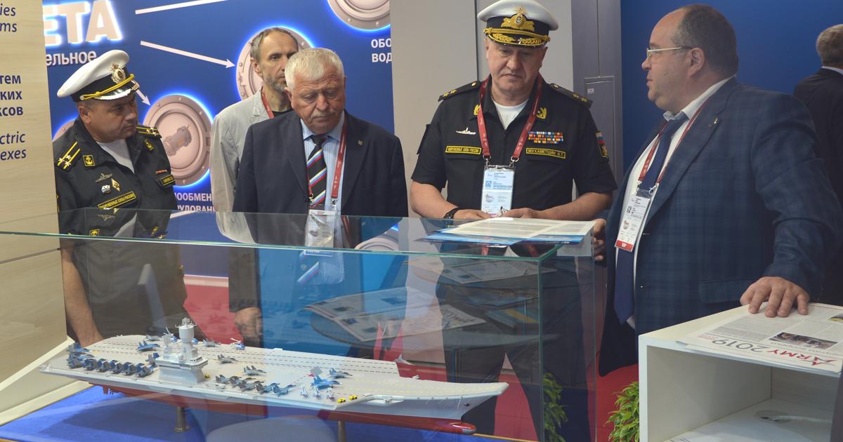 Krylov's Center head Pavel Filippov and admiral Igor Mukhametshin, deputy Russian navy commander for armament, discuss the “half-catamaran” carrier design. (Photo: Vladimir Karnozov)