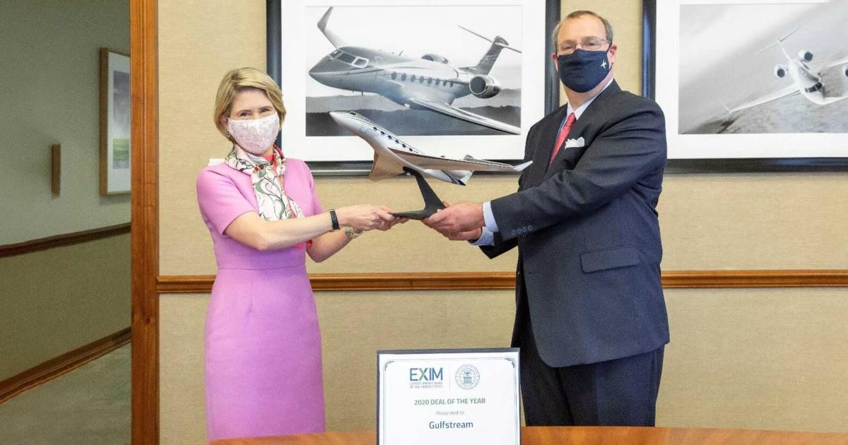 Exim chair Kimberly Reed presents an award to Ira Berman, Gulfstream senior v-p for administration and general counsel, for a financing deal involving a Czech-bound G650. (Photo: Exim)