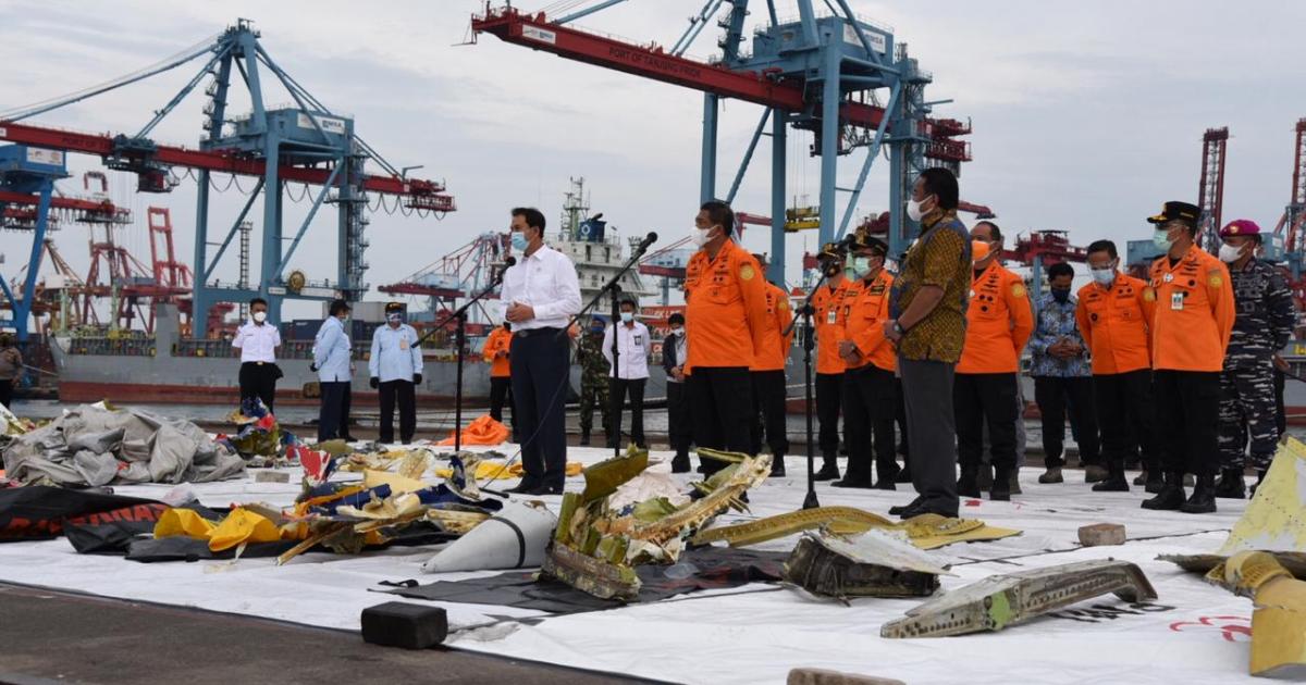 Basarnas officials conduct a briefing on the crash of Sriwijaya Air Flight 182 amid airplane debris found in the Java Sea. (Photo: Basarnas) 