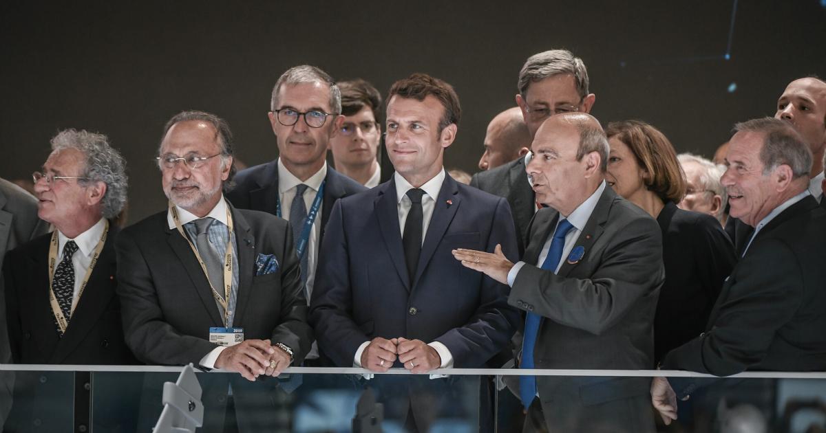 Olivier Dassault (front row, second from the left) pictured at the 2019 Paris Air Show alongside French President Emmanuel Macron (center) and Dassault Aviation CEO Eric Trappier (second from the right). (Photo: Dassault Aviation/X Bejot)