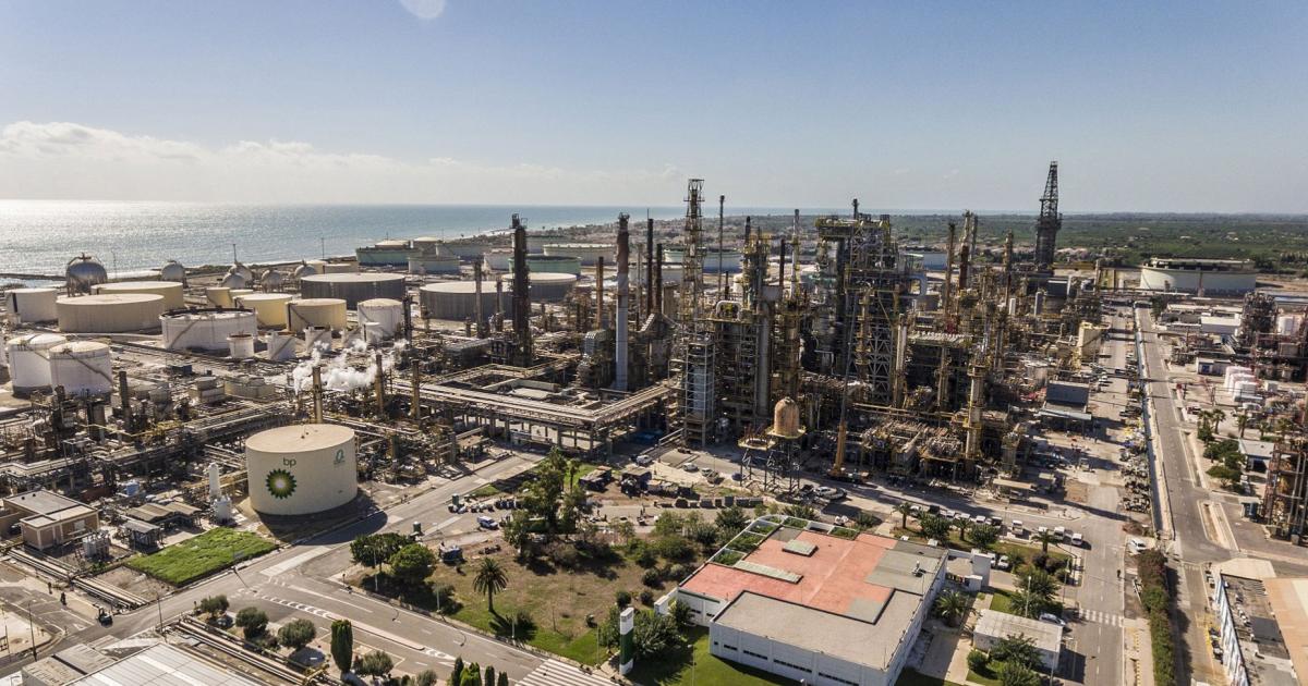 bp's refinery in Castellón, Spain is now supplying the Air bp network in that country with ISCC-Plus certified SAF, which is audited to ensure it meets sustainability standards. (Photo: bp)