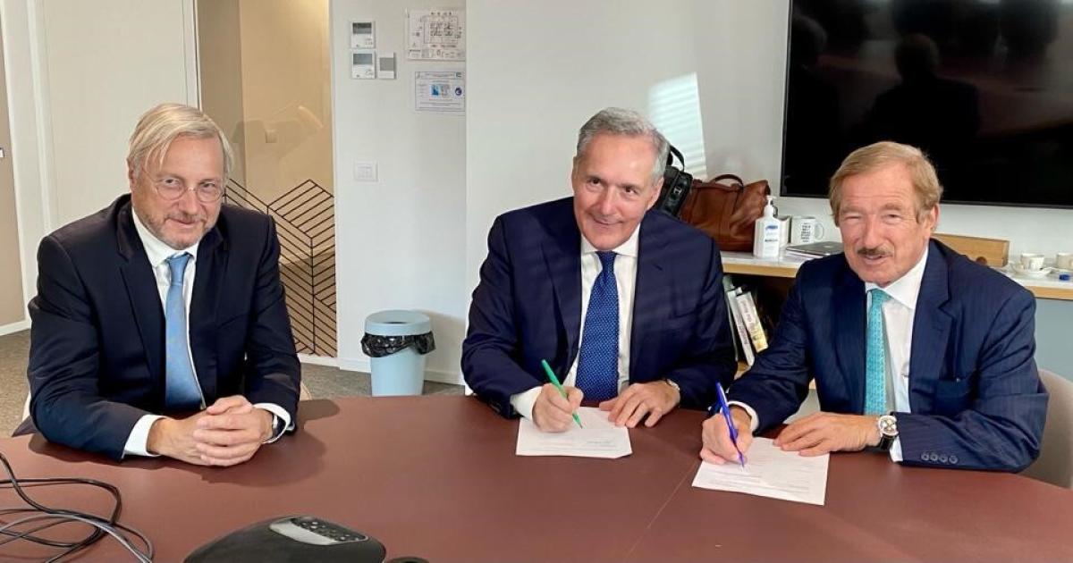 Airbus chief commercial officer Christian Scherer (left), ITA executive chairman Alfredo Altavilla (center), and Air Lease Corporation executive president Steven Udvar-Hazy sign agreements for the future fleet of new-generation Airbus aircraft for ITA.