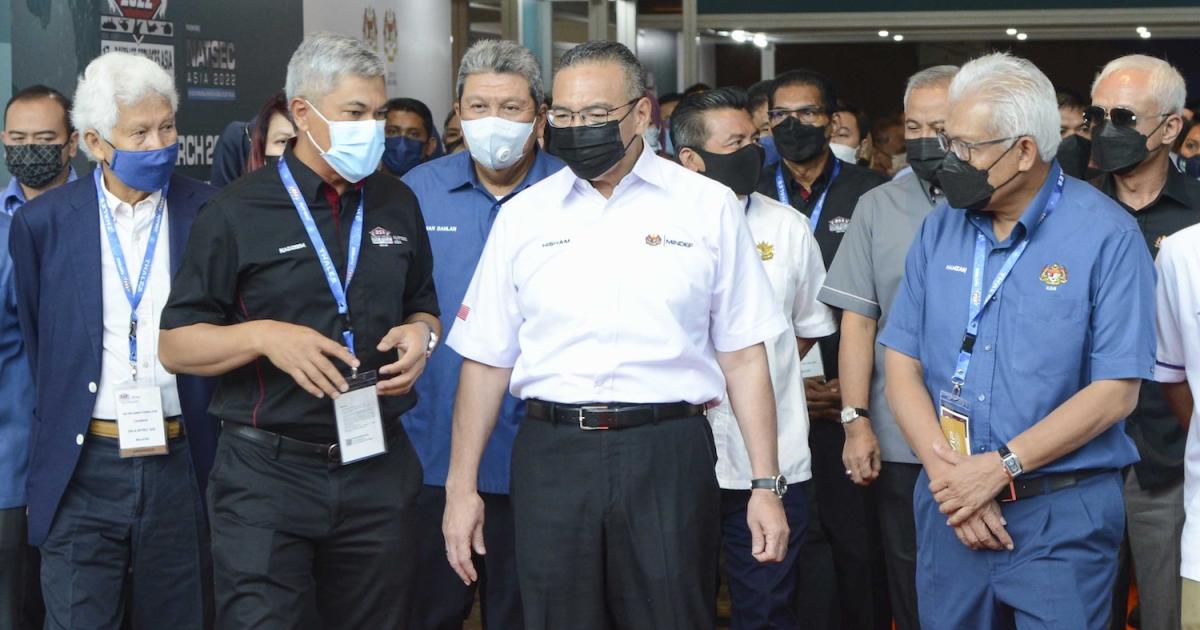 Malaysia’s senior defense minister Dato Seri Hishammuddin tun Hussein (center) tours the DSA show. (Photo: DSA)