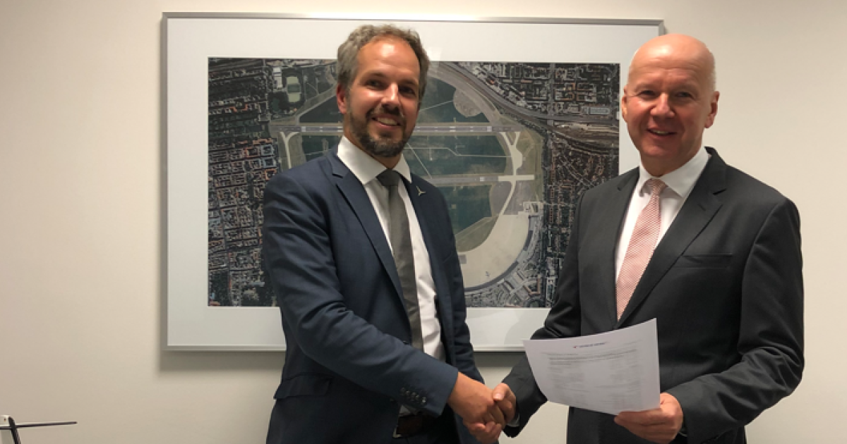Nico Neumann, COO of Deutsche Aircraft (left), and Peter Gatz, CEO of Private Wings Flugcharter shake hands following the signing of a renewal maintenance contract. (Photo: Deutsche Aircraft)