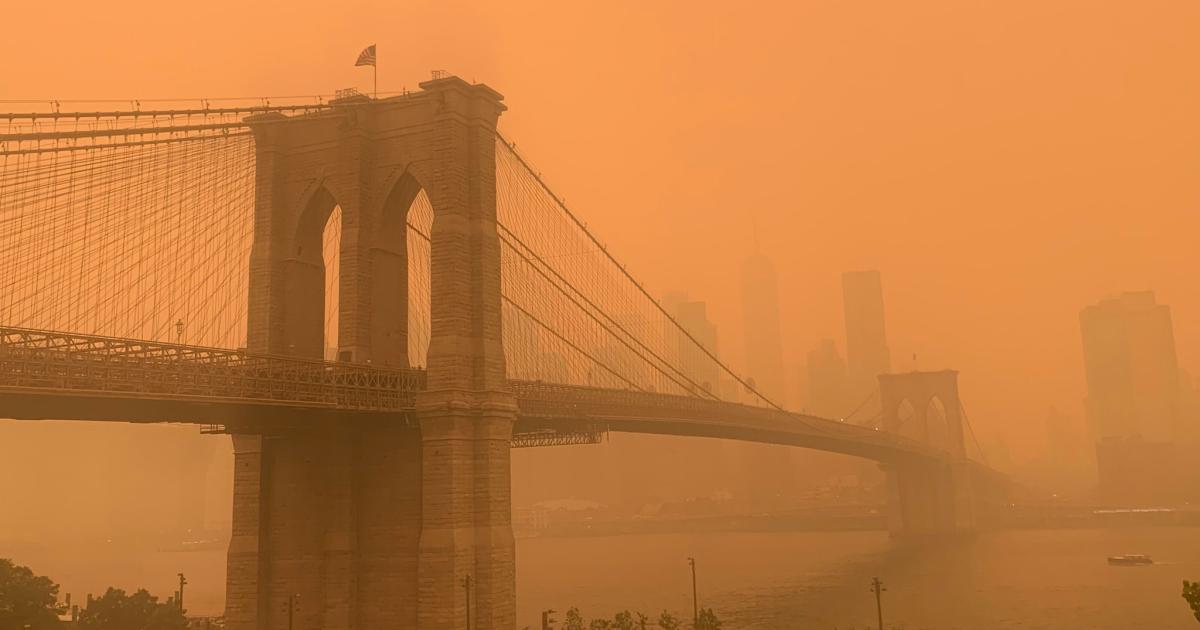 Brooklyn Bridge in haze from smoke drifting south from Canadian Wildfires