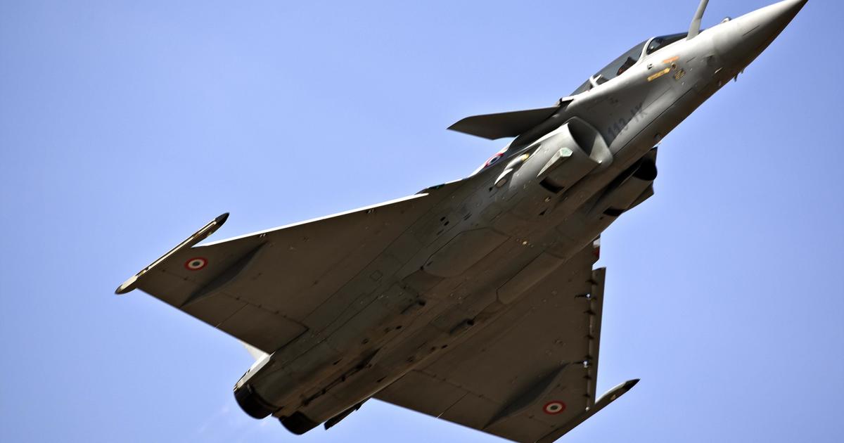 Dassault has brought its Rafale fighter to the Aero India show but the company is still working hard to resolve complex offset arrangements that underpin last year's Indian government decision to select the jet as the country's new medium multi-role combat aircraft. [Photo: Rakesh Mangaraj, Indian MoD]